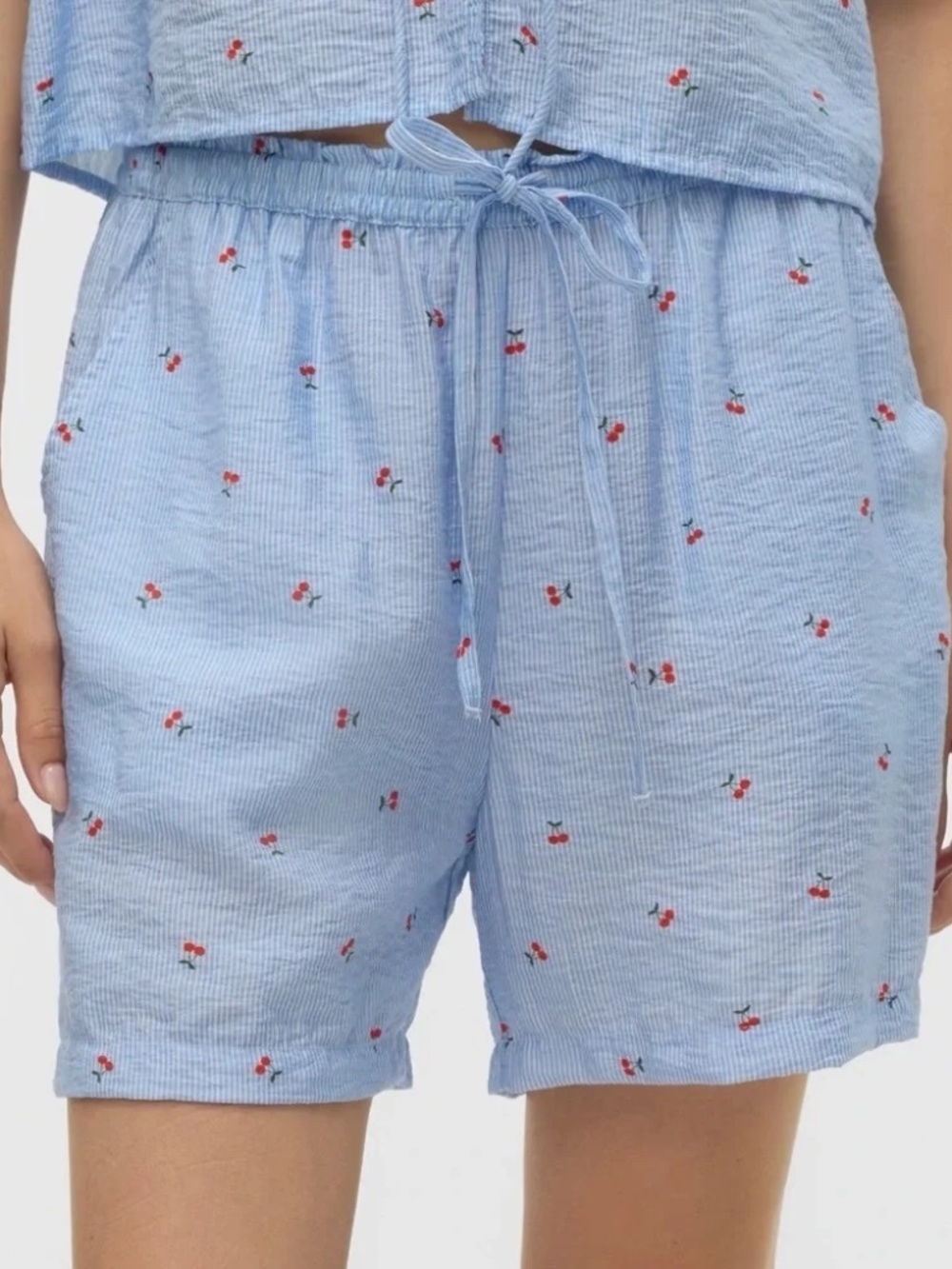 NWT Vero Moda Tie Waist Shorts – White Cherry Print – Size S - MSRP $48 - Picture 1 of 4